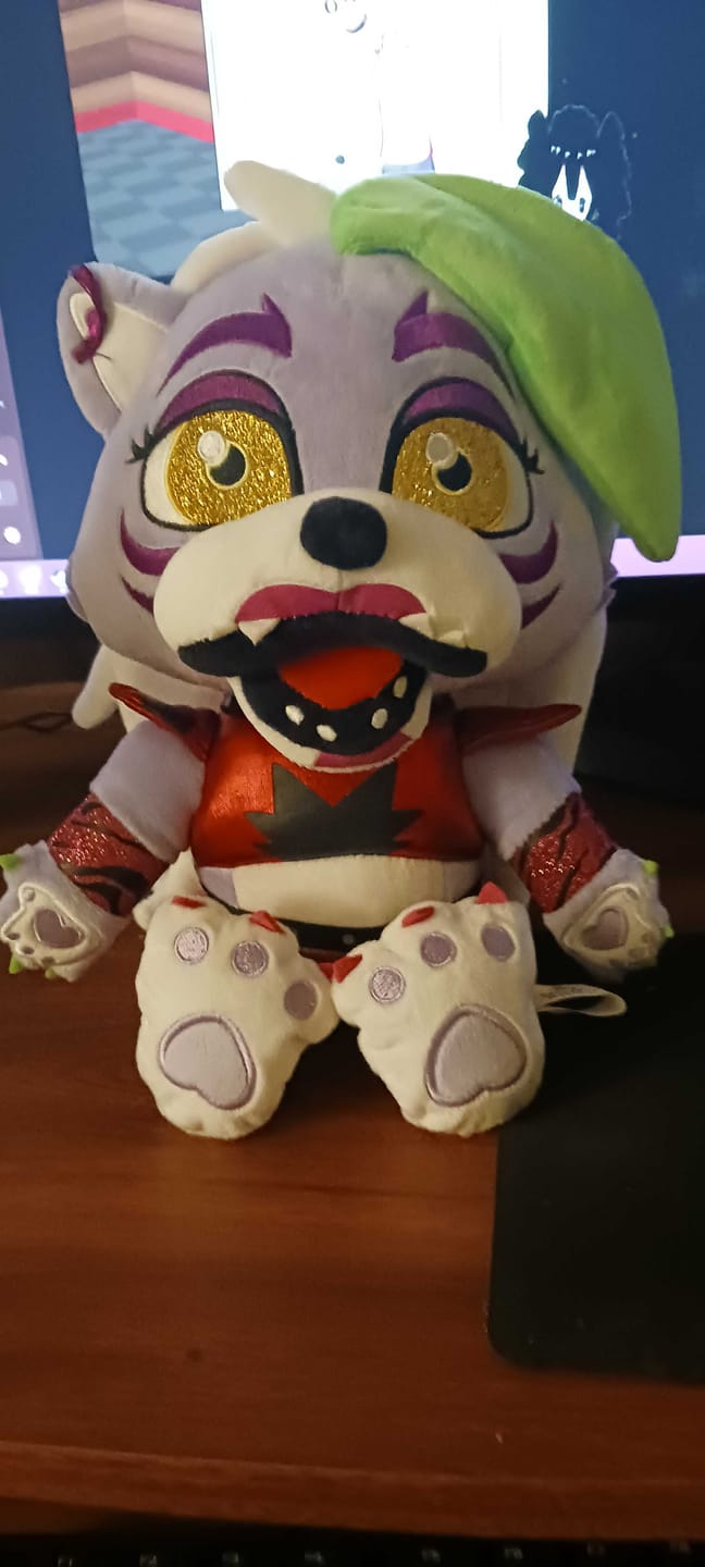Customer photo review of Five Nights at Freddy's - Roxanne Wolf Collector's Plush