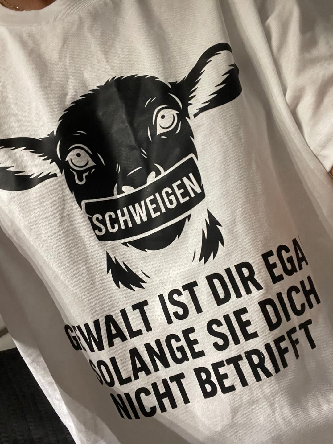 Customer photo review of Schweigen - Premium Shirt