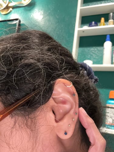 Customer photo review of 14K gold Rough Diamond cartilage earring 2mm 20g
