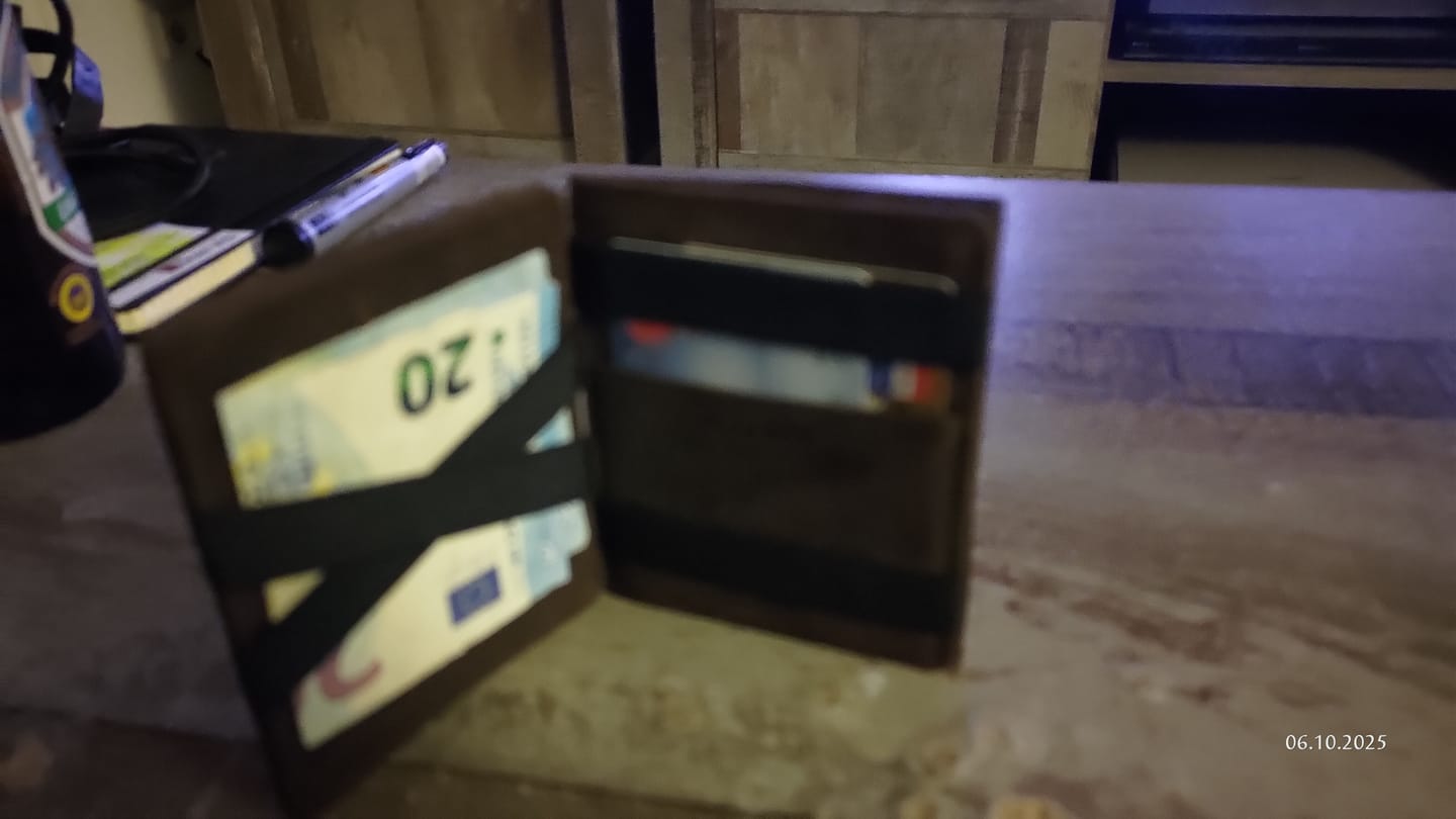 Customer photo review of Flap Boy - Magic Wallet with Coin Pocket