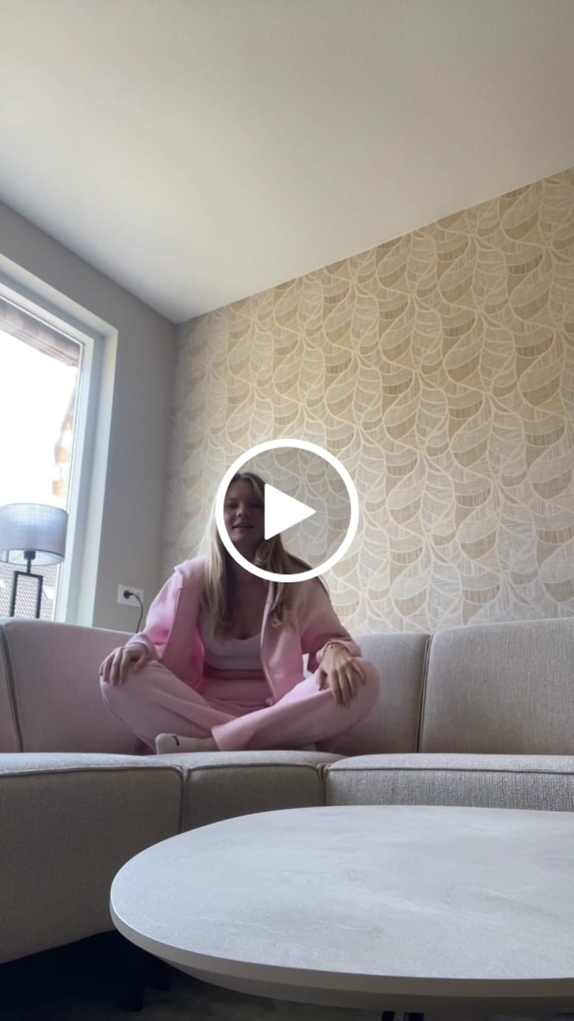 Customer video review of LABEL ZIP HOODIE LIGHT PINK