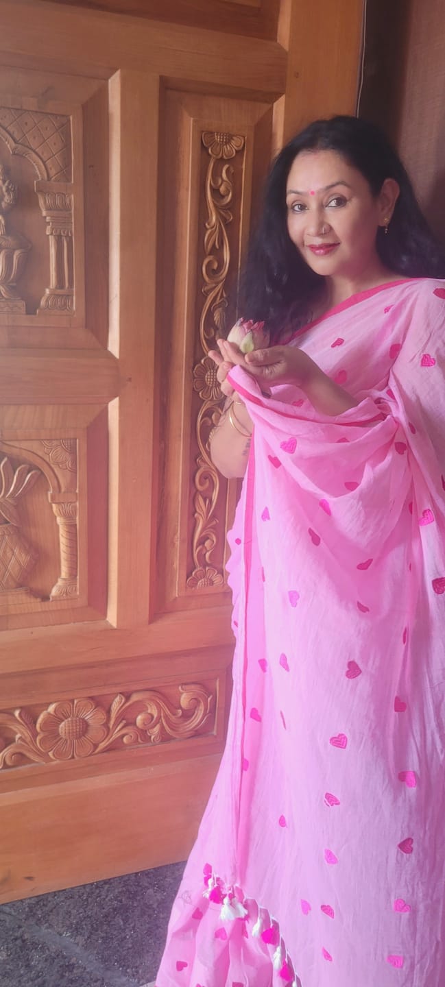 Customer photo review of White Embroidered Mulmul Cotton Saree