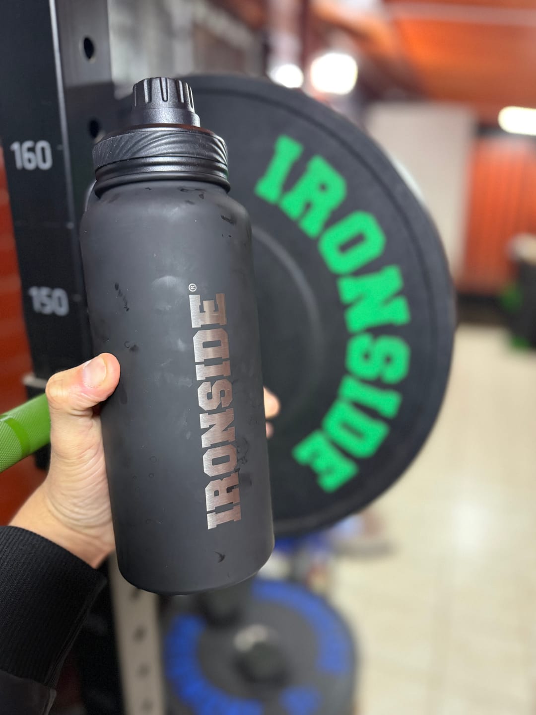 Customer photo review of Botella de Agua con Soporte Magnético para Celular 1 lt IRONSIDE