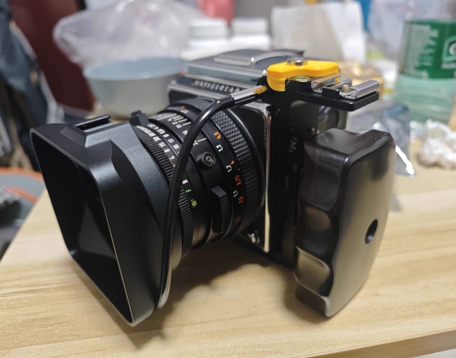 Customer photo review of Wooden Grip for Hasselblad 503 907