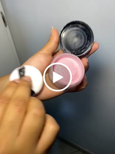 Customer video review of POLVO SUELTO ROSADO 1ST SCENE