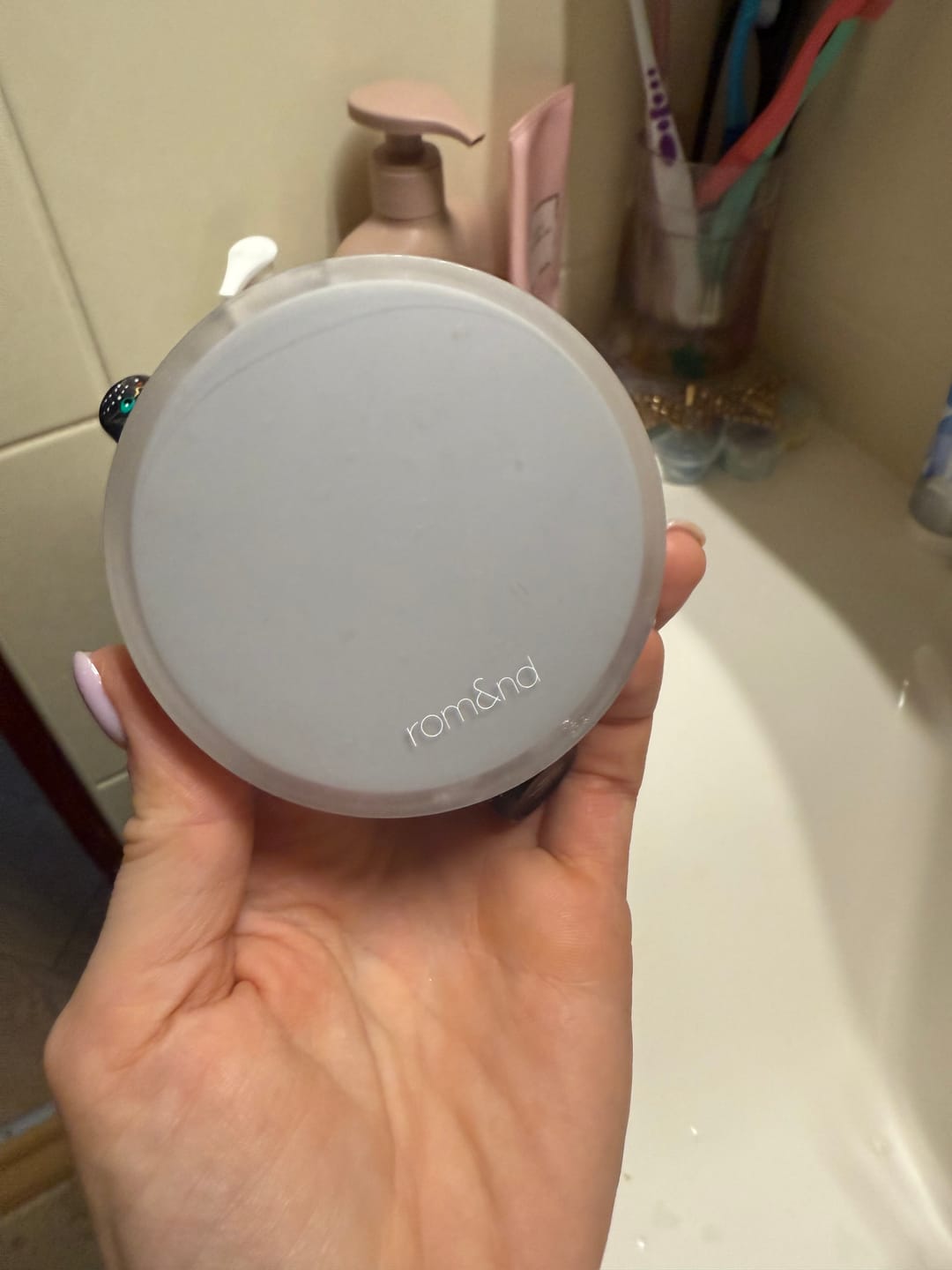 Customer photo review of Noturīgs tonālais kušons ar pusmatētu noslēguma akcentu Rom&Nd Nu Zero Cushion SPF24 PA++
