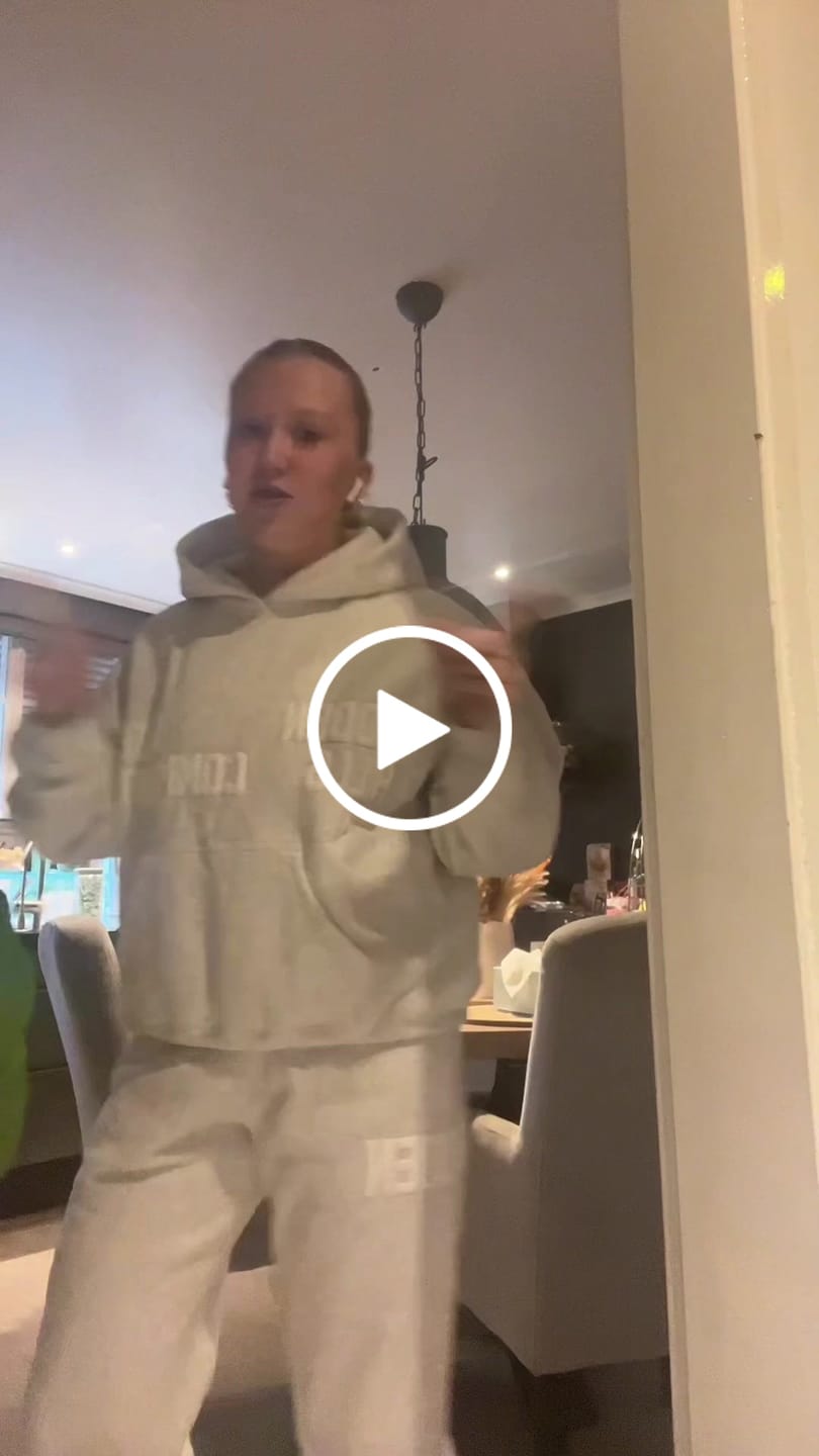 Avis client vidéo sur le PANTALON DE SURVÊTEMENT À MANCHES COURTES GATED COMMUNITY GRIS CLAIR