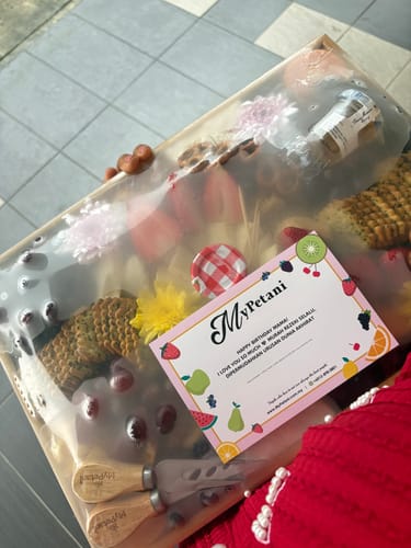 Customer photo review of Glenmarie 7-Types Cheese Lovers Grazing Platter (with Solid Wooden Tray) [Available in KL & Selangor only]