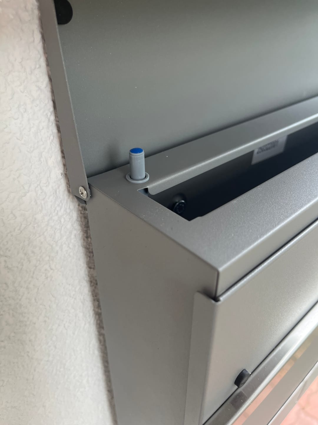 Customer photo review of Absenkautomatik für Briefkastendeckel