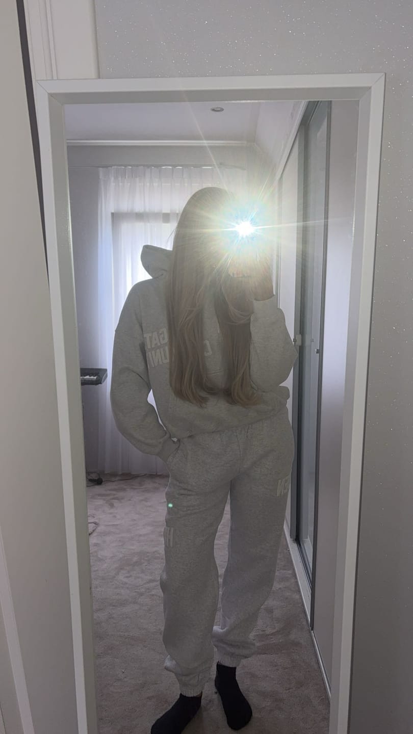 Avis client avec photo sur le PANTALON DE SURVÊTEMENT À MANCHES COURTES GATED COMMUNITY GRIS CLAIR