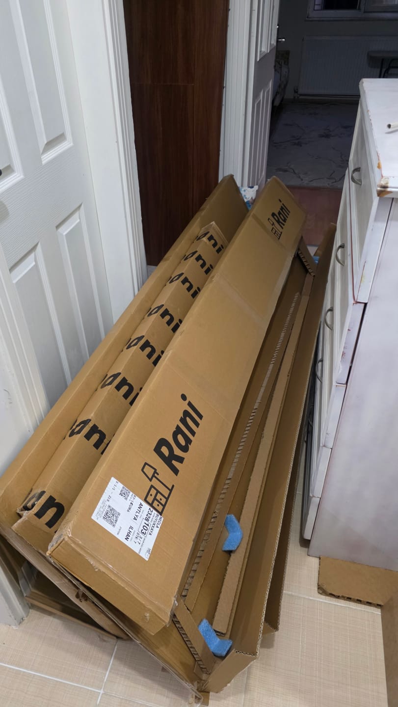 Customer photo review of Rani BA112 Geniş Gardırop Elbise Dolabı 4 Kapaklı 2 Çekmeceli 13 Raflı 1 Askılı Sepet Ceviz - Beyaz