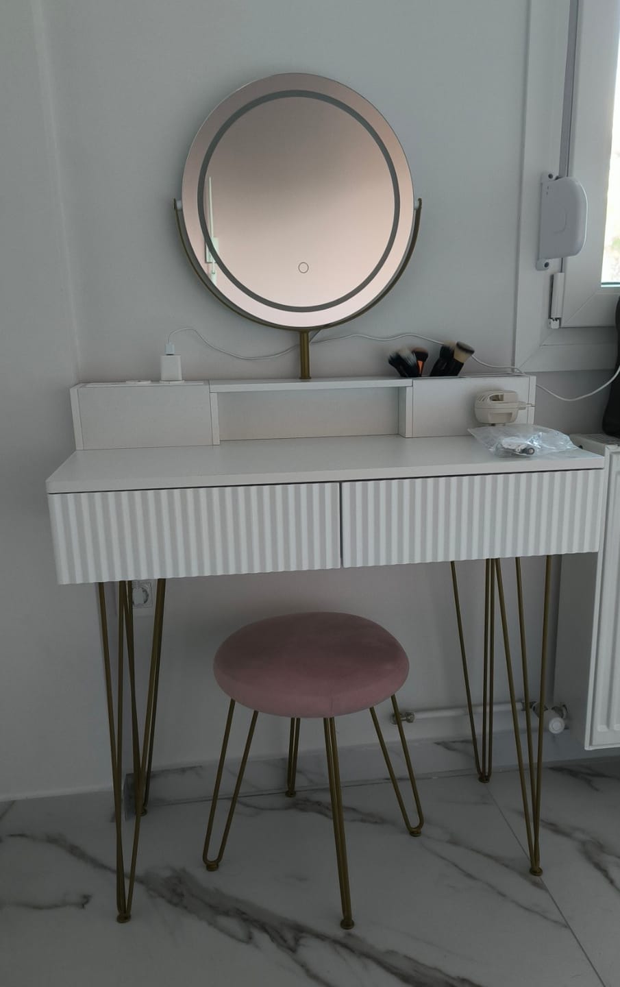 Customer photo review of Τραπέζι Μπουντουάρ Μακιγιάζ Tουαλέτας Με Σκαμπό Κρεβατοκάμαρας Καθρέφτης Αφής Ρυθμιζόμενης Φωτεινότητας με πρίζες USB RV-T019W01