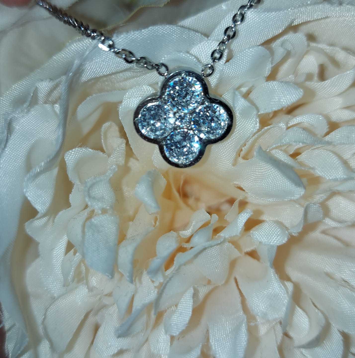 Customer photo review of Crystal Clover Kette | 18K vergoldet