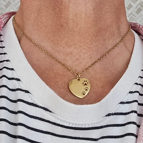 Customer photo review of Collier à pendentif coeur et pattes de chien en acier inoxydable