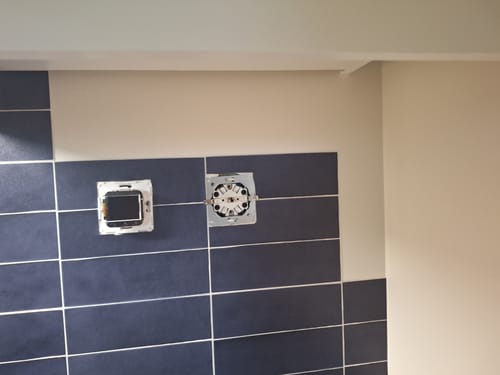 Kundeanmeldelse med bilde av Katja midnattsblå selvklebende fliser