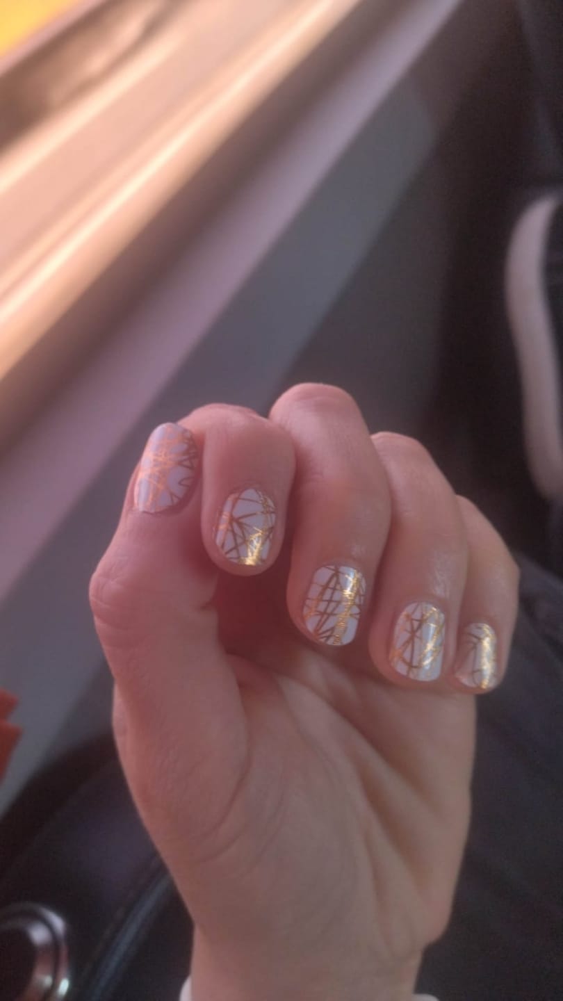 Customer photo review of Essence Esmalte Gel  Gloss 'N Roll