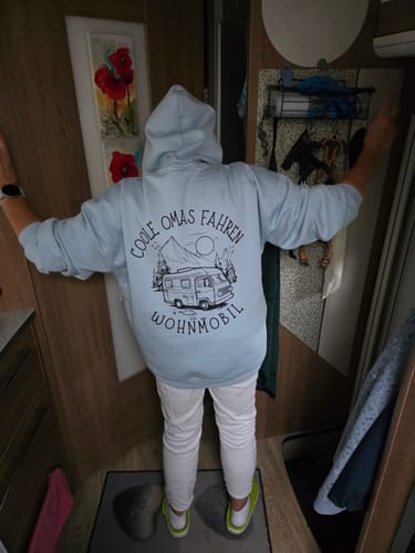 Customer photo review of Coole Omas fahren Wohnmobil Rückendruck | Premium Hoodie unisex