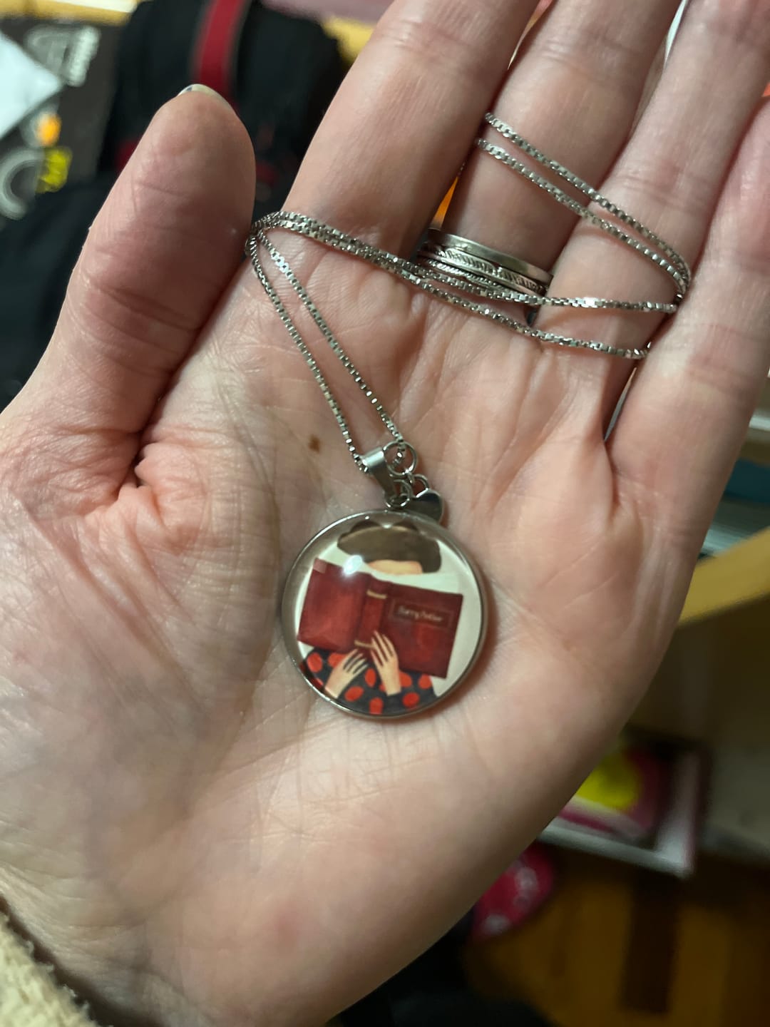 Customer photo review of Collana con ciondolo La divoratrice di libri in acciaio
