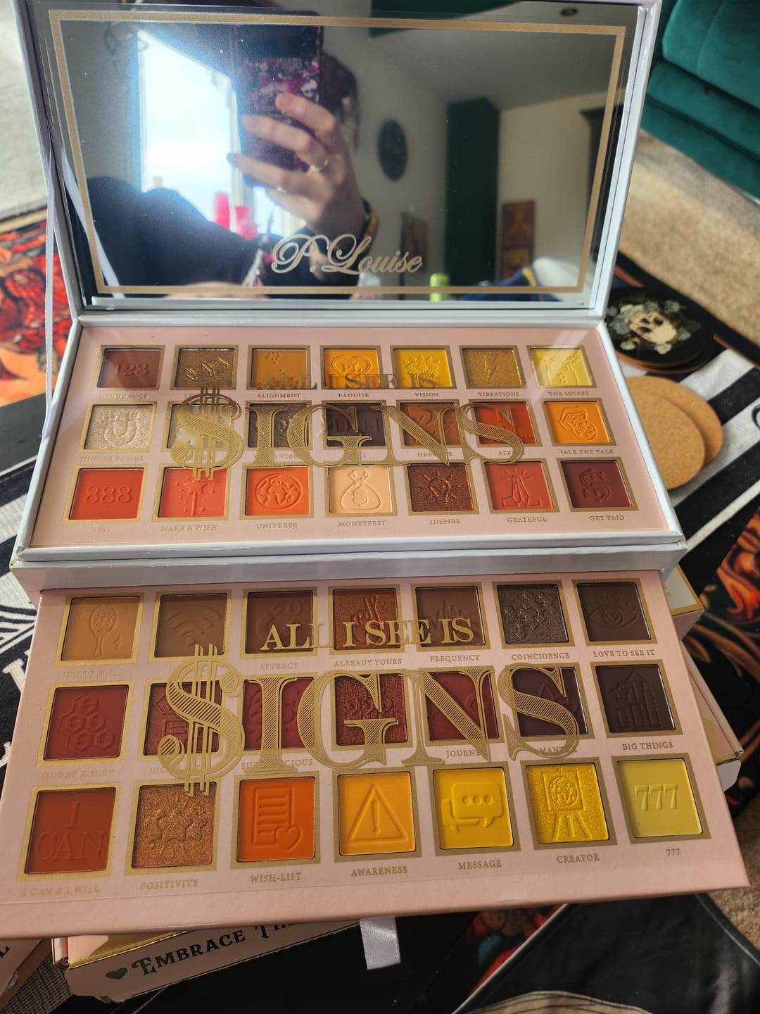 Kundfotorecension av P.Louise All I See Is $igns 42 Pan Eyeshadow Palette