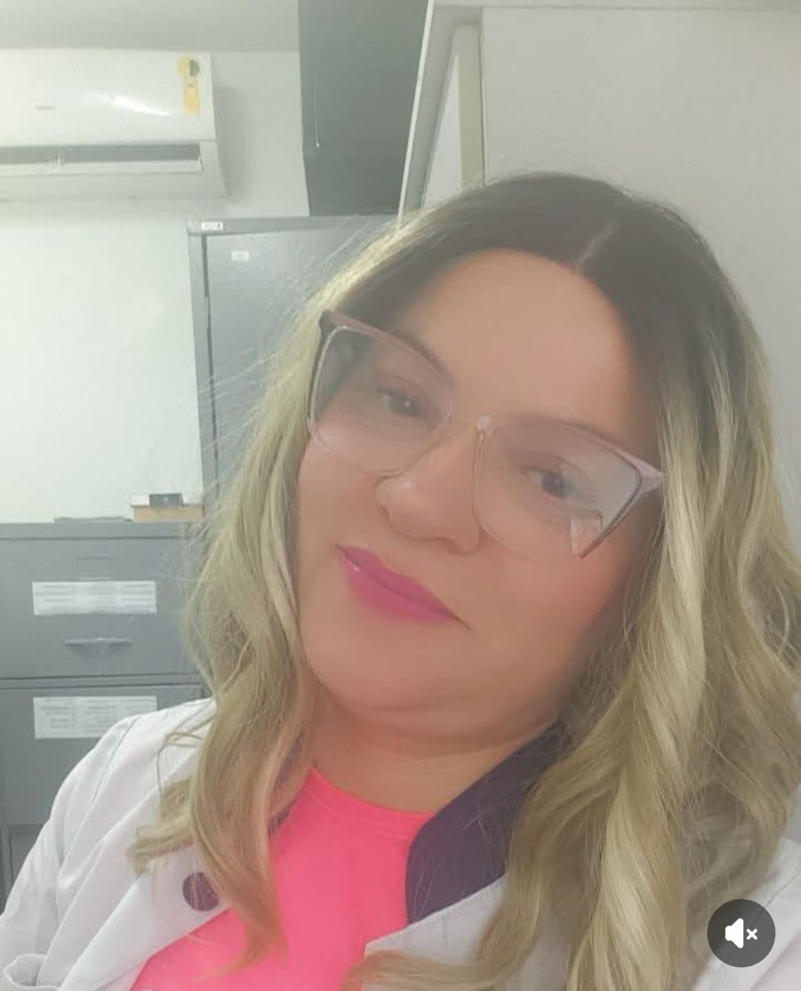 Customer photo review of Lace Front Nely Loira Ondulada