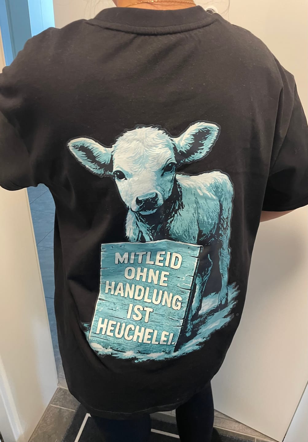 Customer photo review of Mitleid ohne Handlung ist Heuchelei - Oversize Shirt
