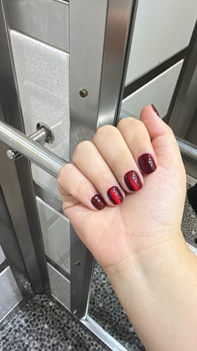 Customer photo review of Vampire Kiss Cat Eye - XS Squoval - 30 Adet Takma Tırnak