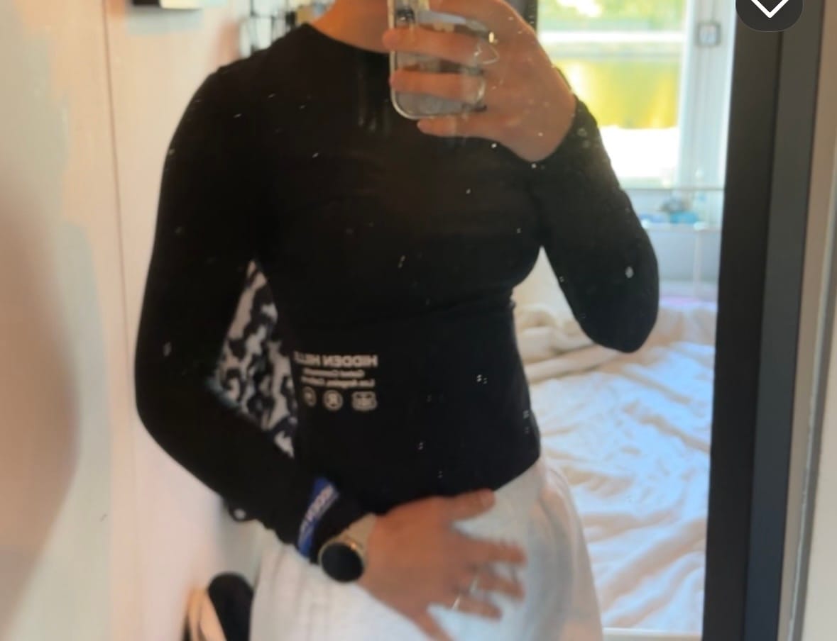 Customer photo review of LABEL LONGSLEEVE TOP BLACK