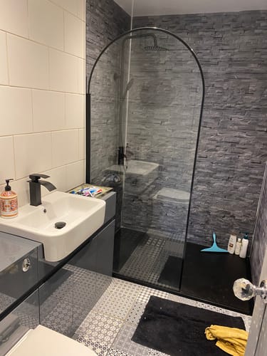 Customer photo review of Hudson Reed 900mm Arched Wetroom Screen - Matt Black