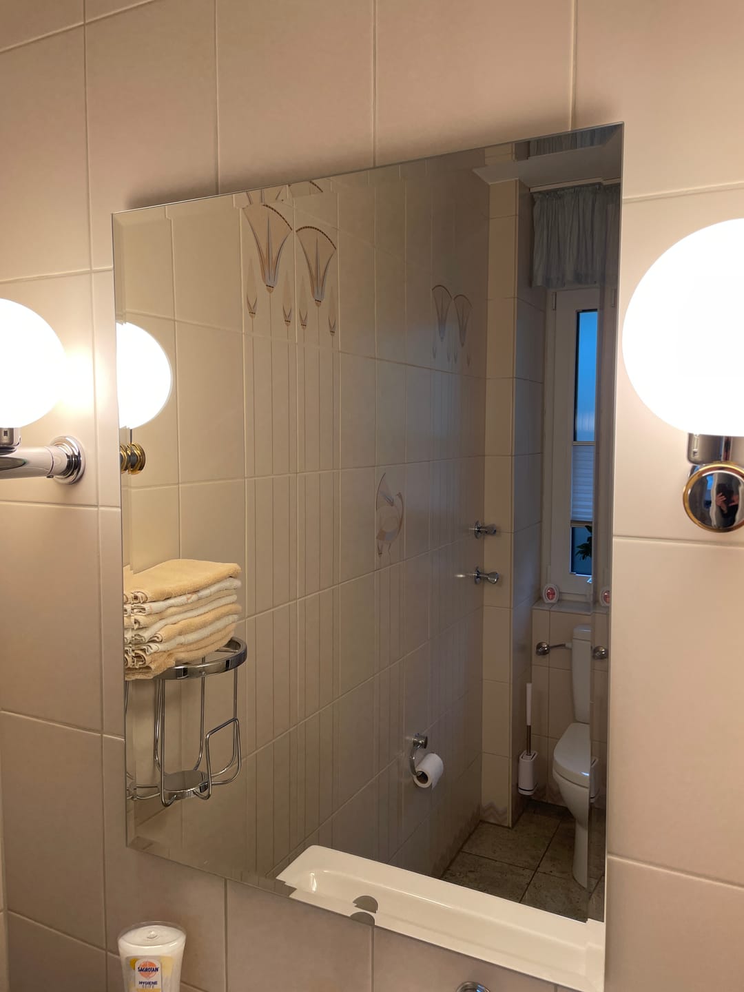 Customer photo review of Spiegel ohne Rahmen, Badspiegel & Wohnzimmerspiegel inkl. Befestigungsset, mit Facette, Eckig