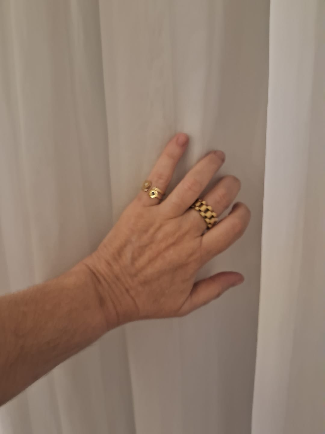 Customer photo review of Anel Beauty Largo Elos Minimalista Banhado em Ouro 18k