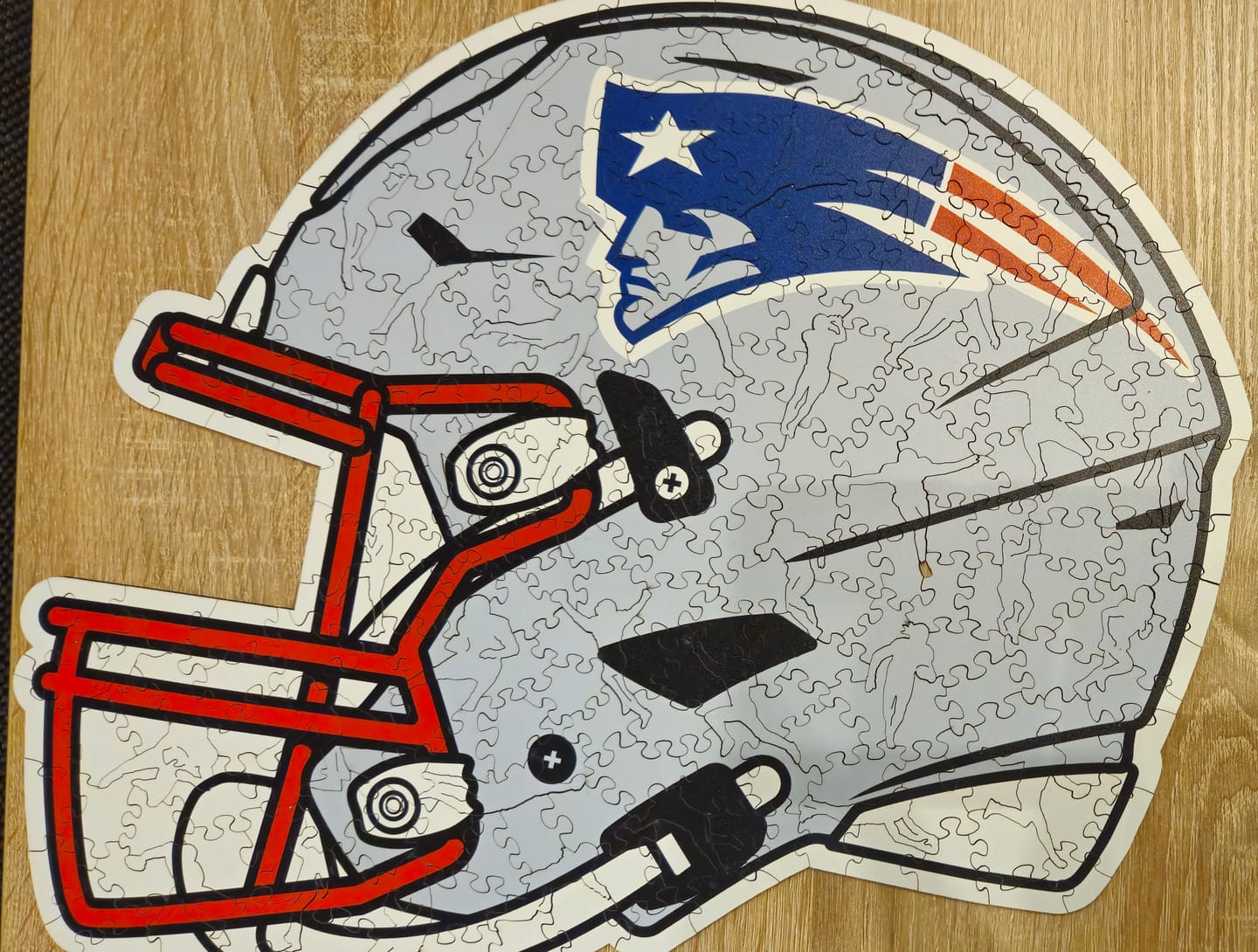 Customer photo review of New England Patriots™ Helm - Holzpuzzle