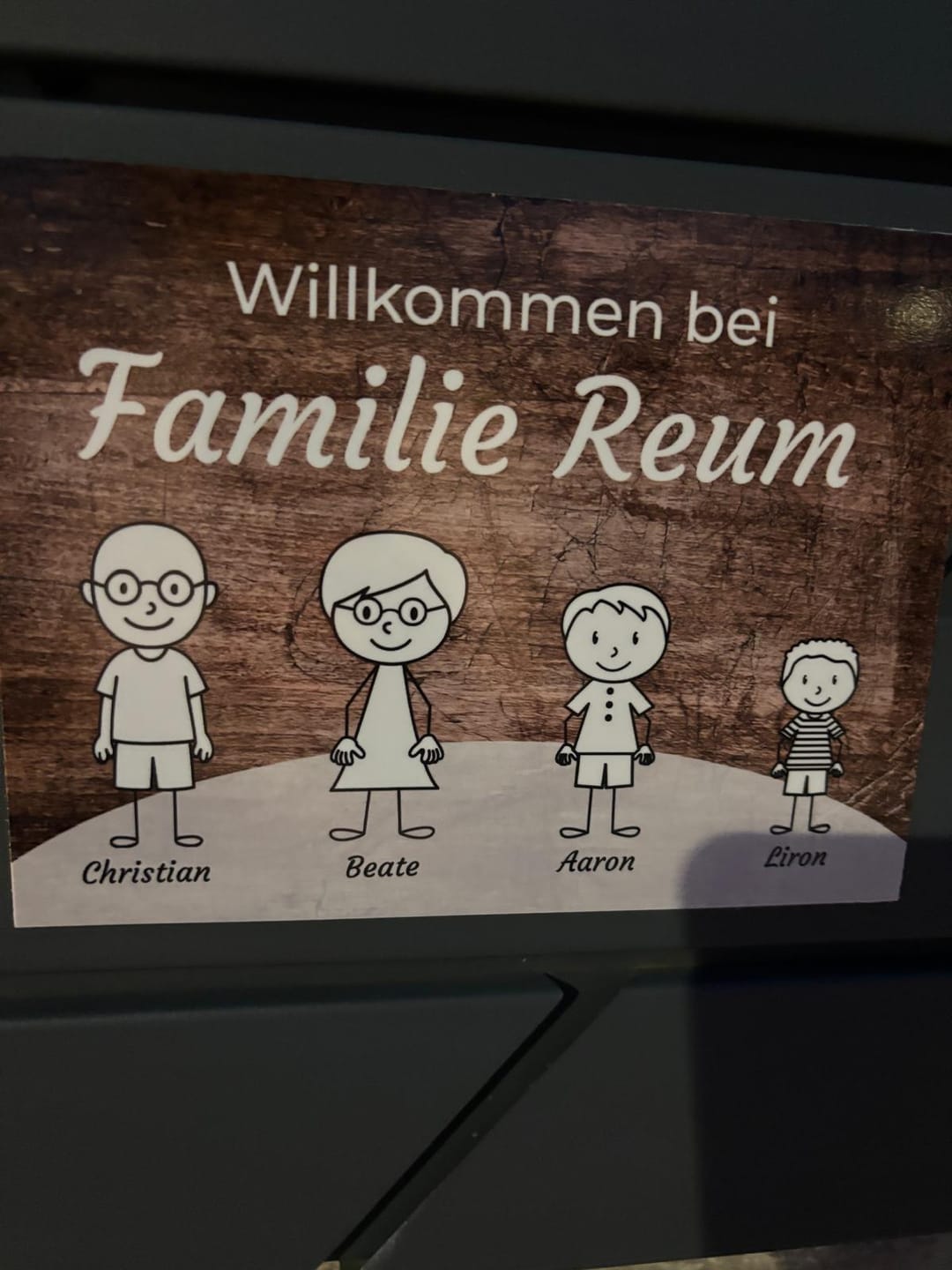 Customer photo review of Familien Türschild (UV- und wetterfest) inkl. Klebebefestigung