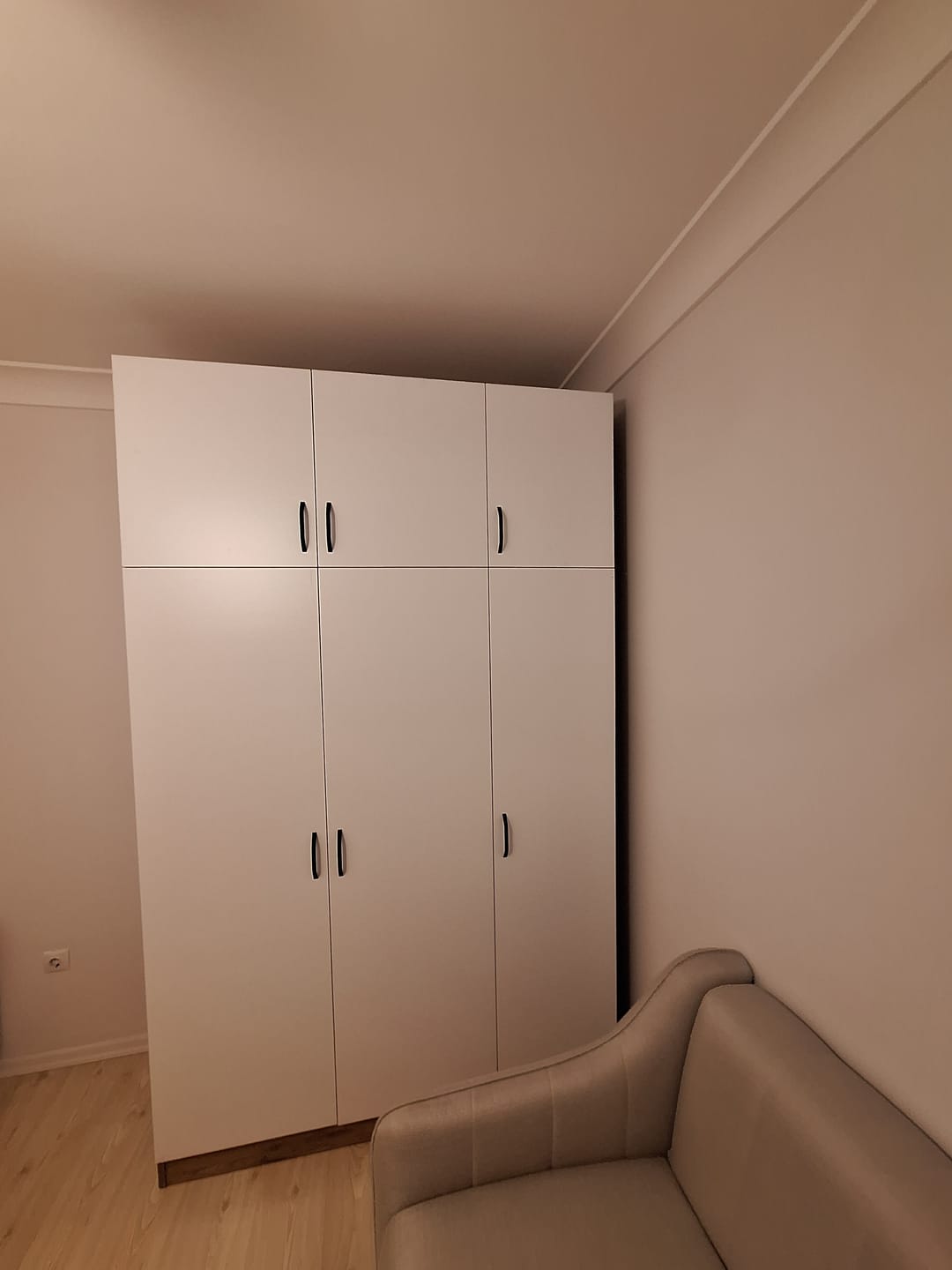 Customer photo review of Rani BA104 Yüklük 6 Kapaklı 10 Raflı Yatak Yorgan Yastık Saklama Dolabı S. Ceviz - Beyaz