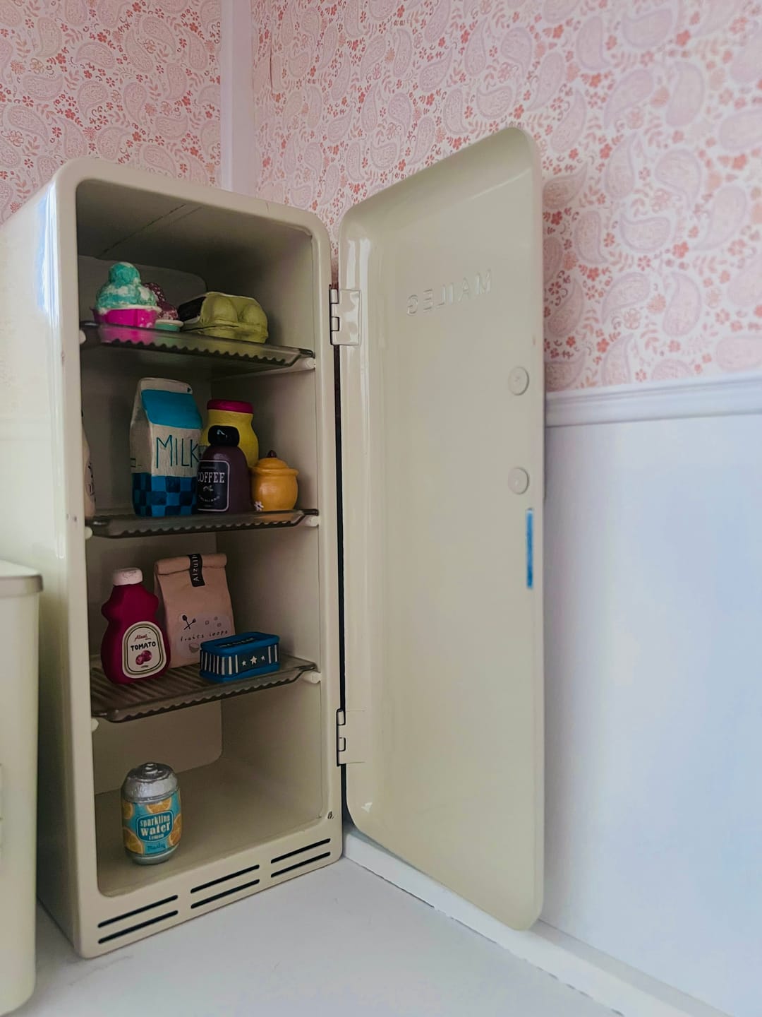 Customer photo review of Fridge Food Set 9 Pcs Dollhouse - 1/6 Scale Dollhouse Miniature