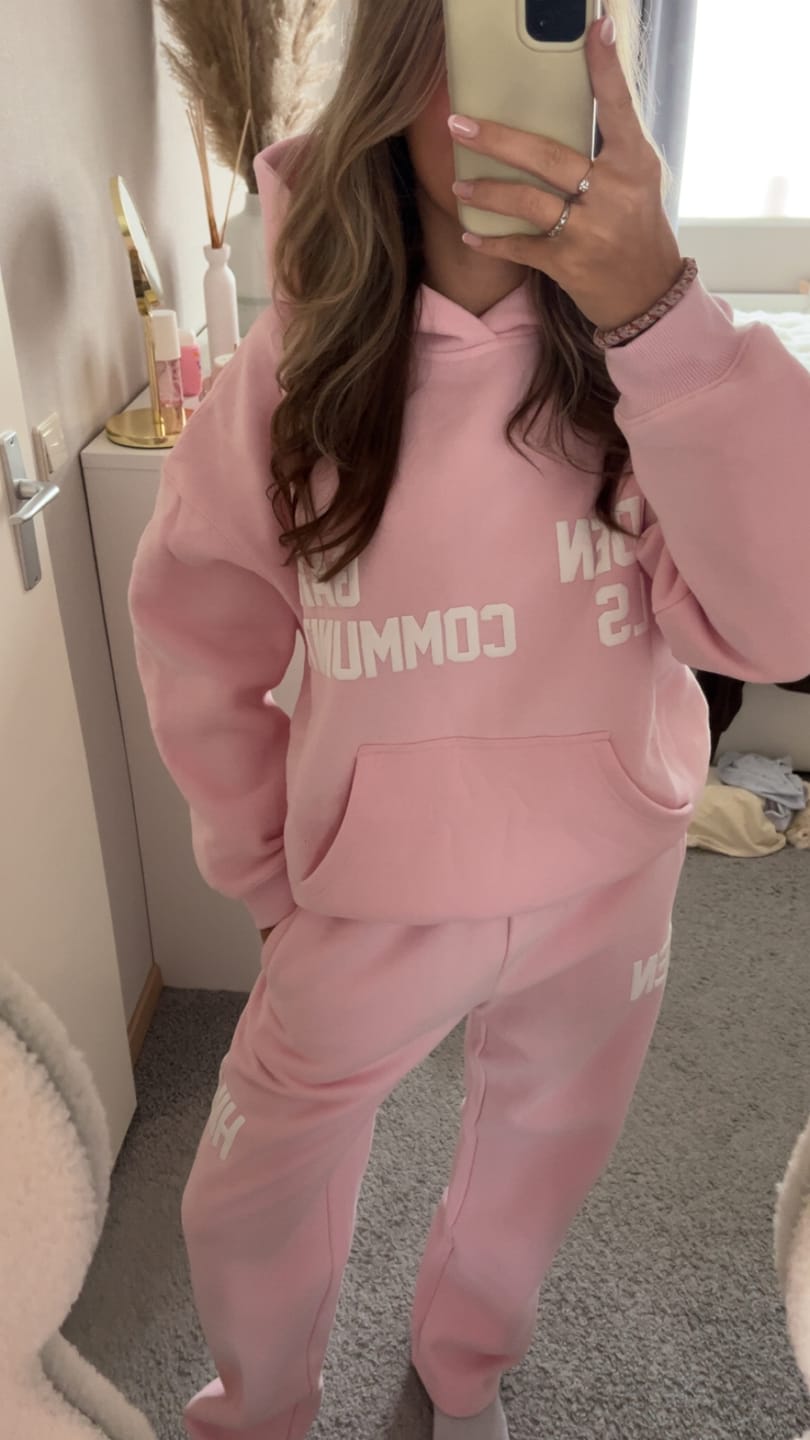 Kundenbewertung mit Foto von GATED COMMUNITY STRAIGHT LEG SWEATPANTS LIGHT PINK