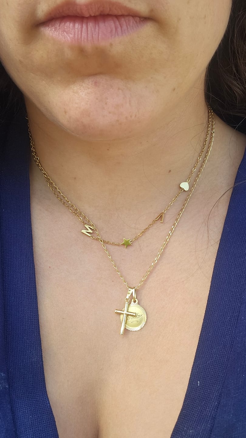 Customer photo review of Collar con iniciales personalizadas en horizontal