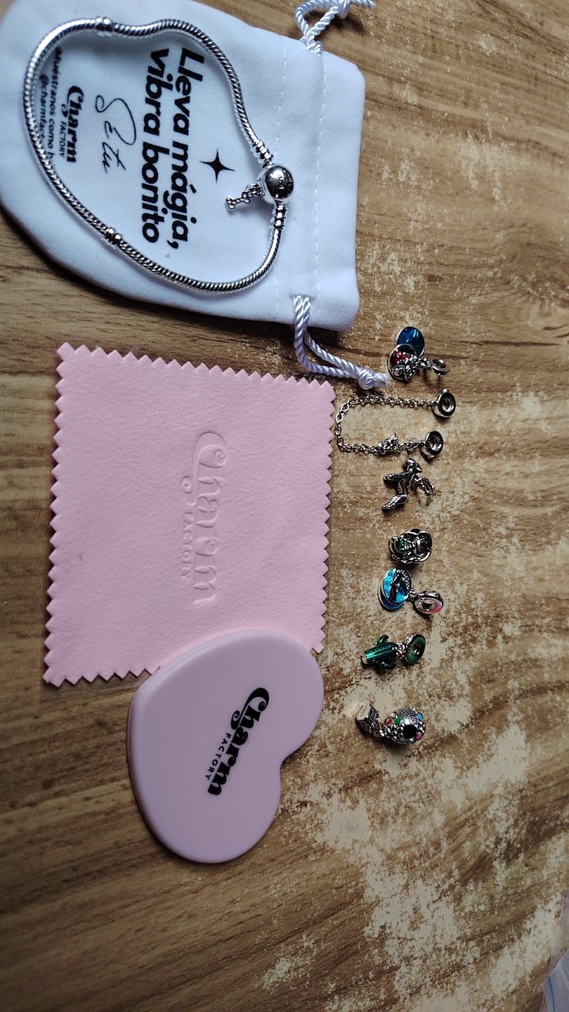 Customer photo review of Pulsera Huella de Perrito Diamantes