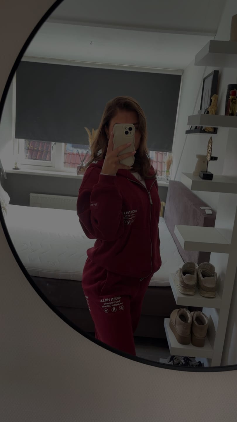 Kundenbewertung mit Foto von LABEL ZIP HOODIE BURGUNDY
