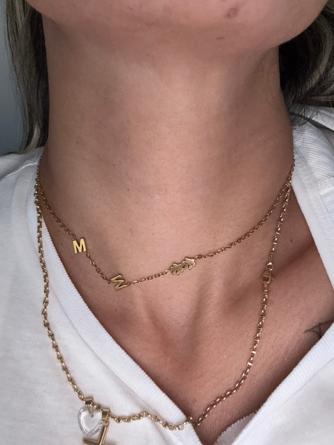 Customer photo review of Collar con iniciales personalizadas en horizontal