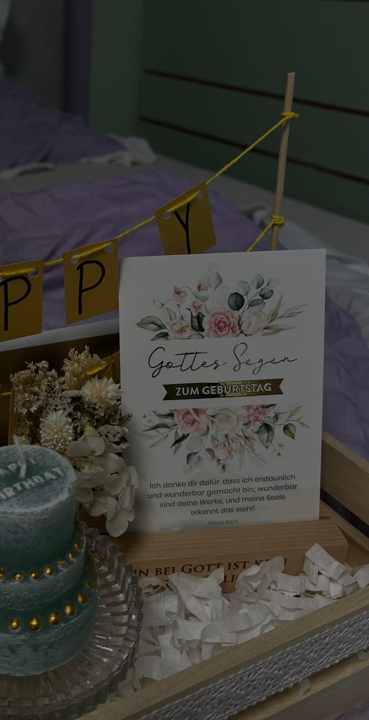 Customer photo review of Personalisierter Kartenhalter "Dein Text" mit Trockenblumen · Holzgravur · inkl. Postkarte