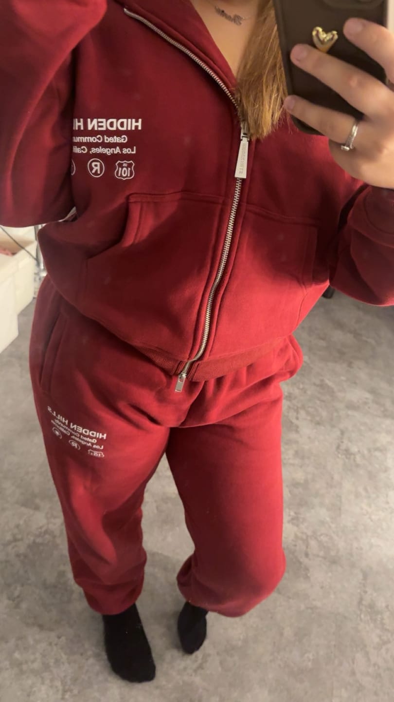 Kundenbewertung mit Foto von LABEL ZIP HOODIE BURGUNDY