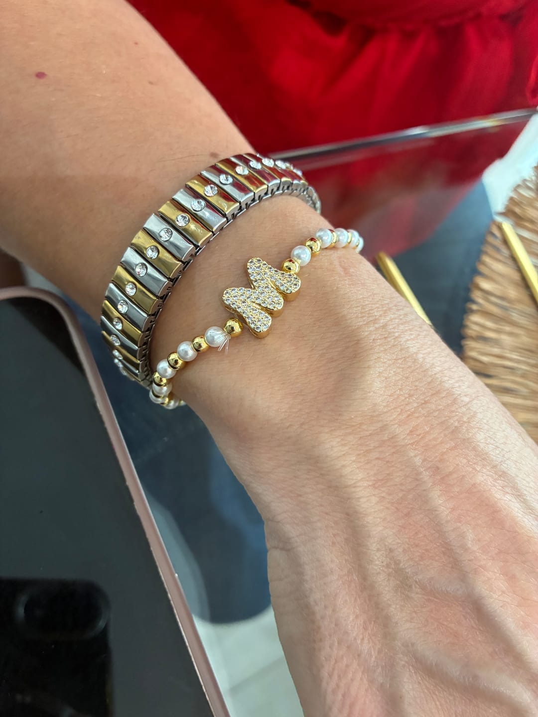 Customer photo review of Pulsera Bolitas Doradas y Perlas Con Inicial