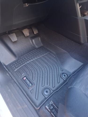 Customer photo review of Pisos Calce Perfecto Mitsubishi L200 Doble Cabina (2024 - 2025)