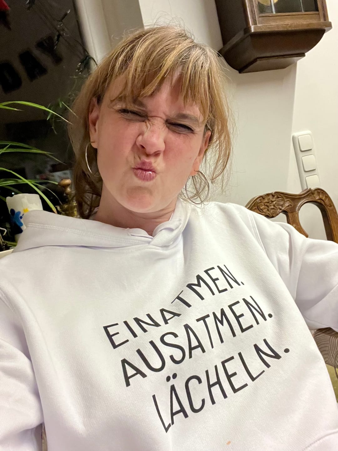 Customer photo review of Einatmen. Ausatmen. Lächeln. Bio Hoodie Unisex
