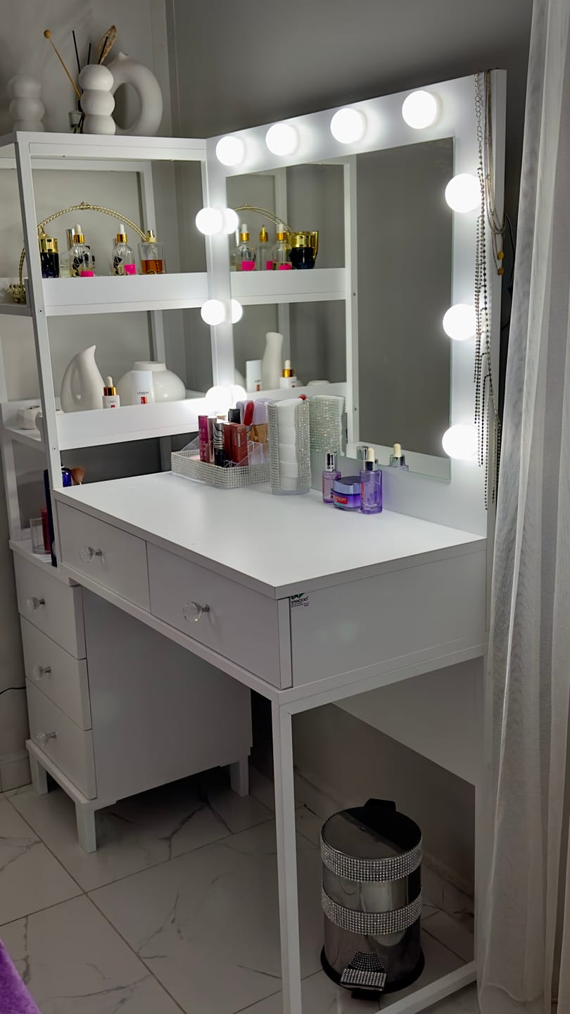 Customer photo review of Rani BJ128 Hollywood Işıklı Aynalı Kulis Makyaj Masası 5 Çekmeceli Raflı Takı Düzenleyici Beyaz