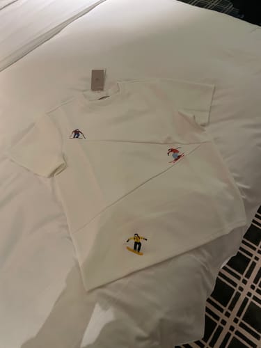 赤羽 review of 「雪山のスキーヤー」刺繍入り綿混紡切替Tシャツ image 1 out of 1