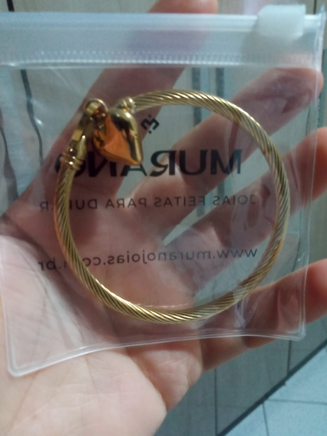 Customer photo review of Bracelete Love Banhado em Ouro 18k