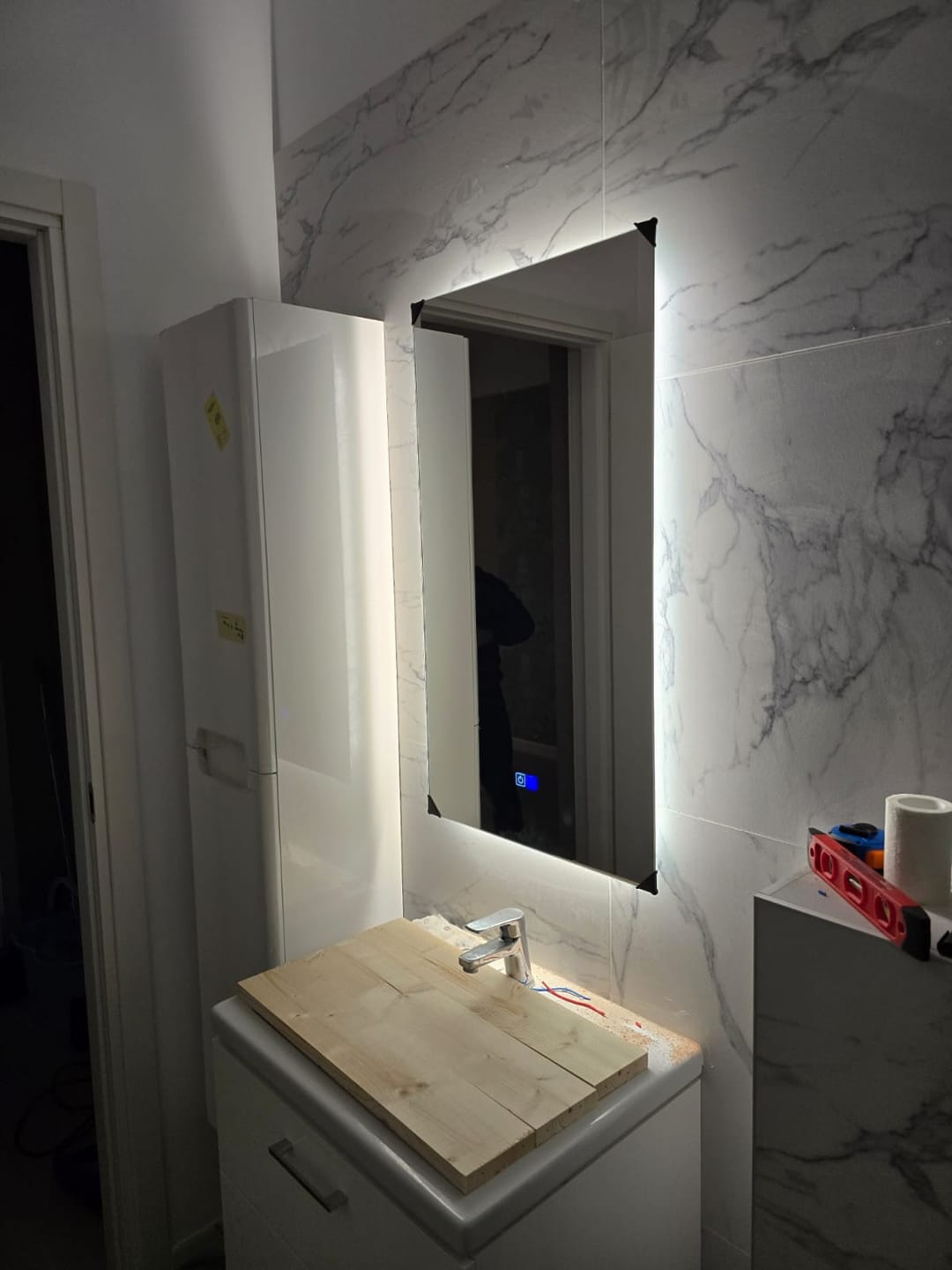 Customer photo review of Oglinda LED Verticala, Touch LED, Dimare, Dezaburire, LED 4000K Neutru - Gama Ambient Model 1