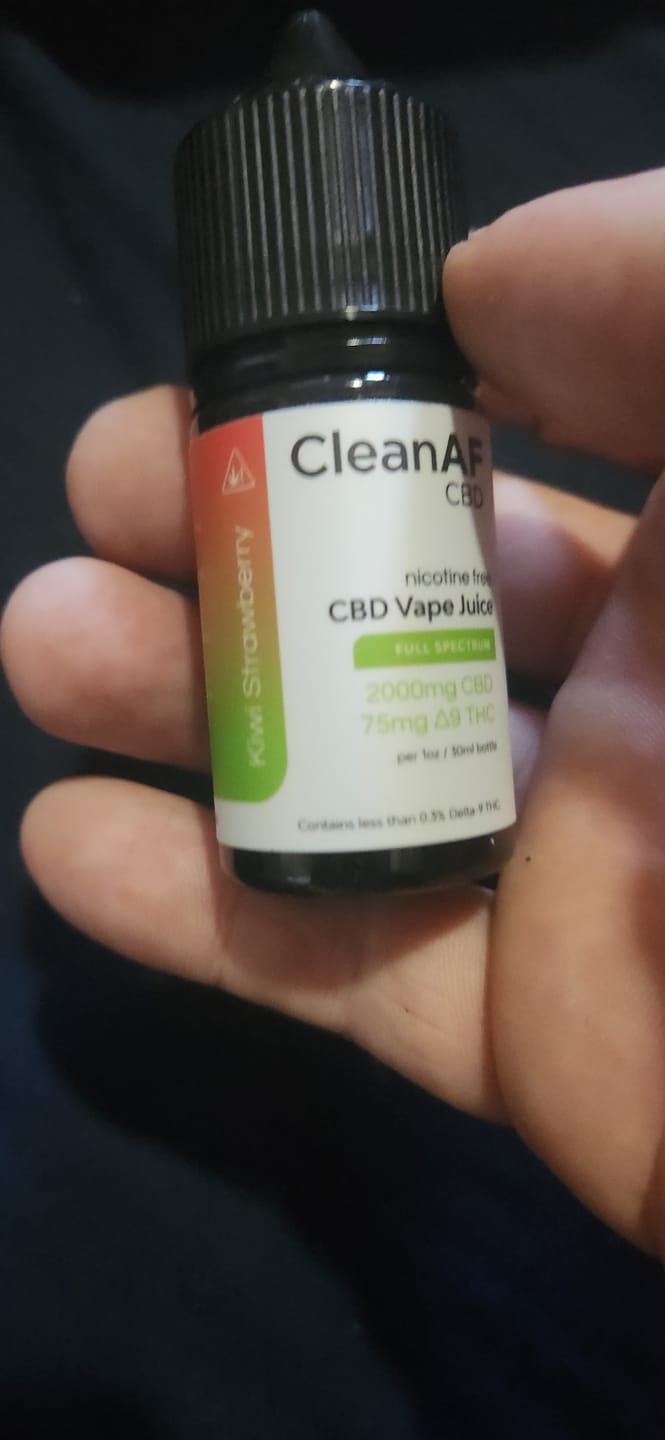 Customer photo review of Kiwi Strawberry THC Vape Juice