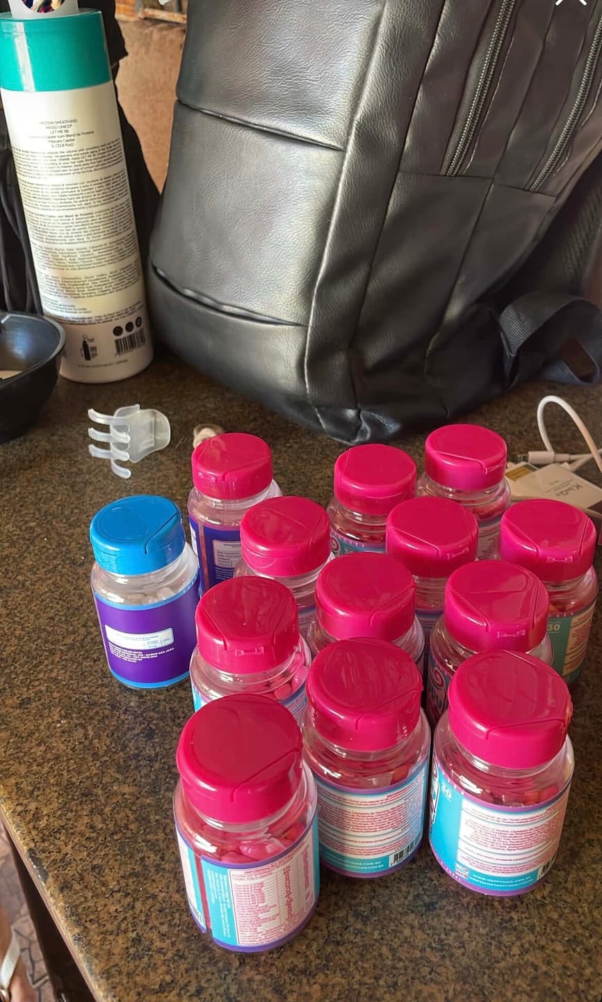Customer photo review of Happy Hair 6 Potes + 6 Potes Grátis + 2 Colágenos + 1 Melatonina (Total 15 Potes)